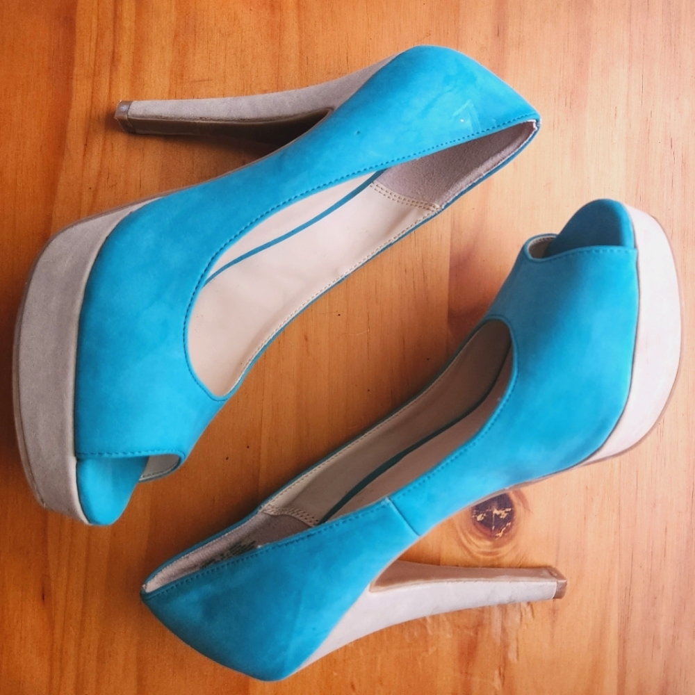 Elle 5.5 inch heels, size 8, turquoise and tan